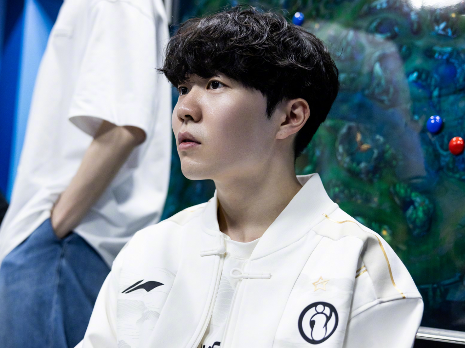 爱游戏体育-Rookie回归赛场，惊险取胜首场状态亮眼，G2观众沸腾！的简单介绍