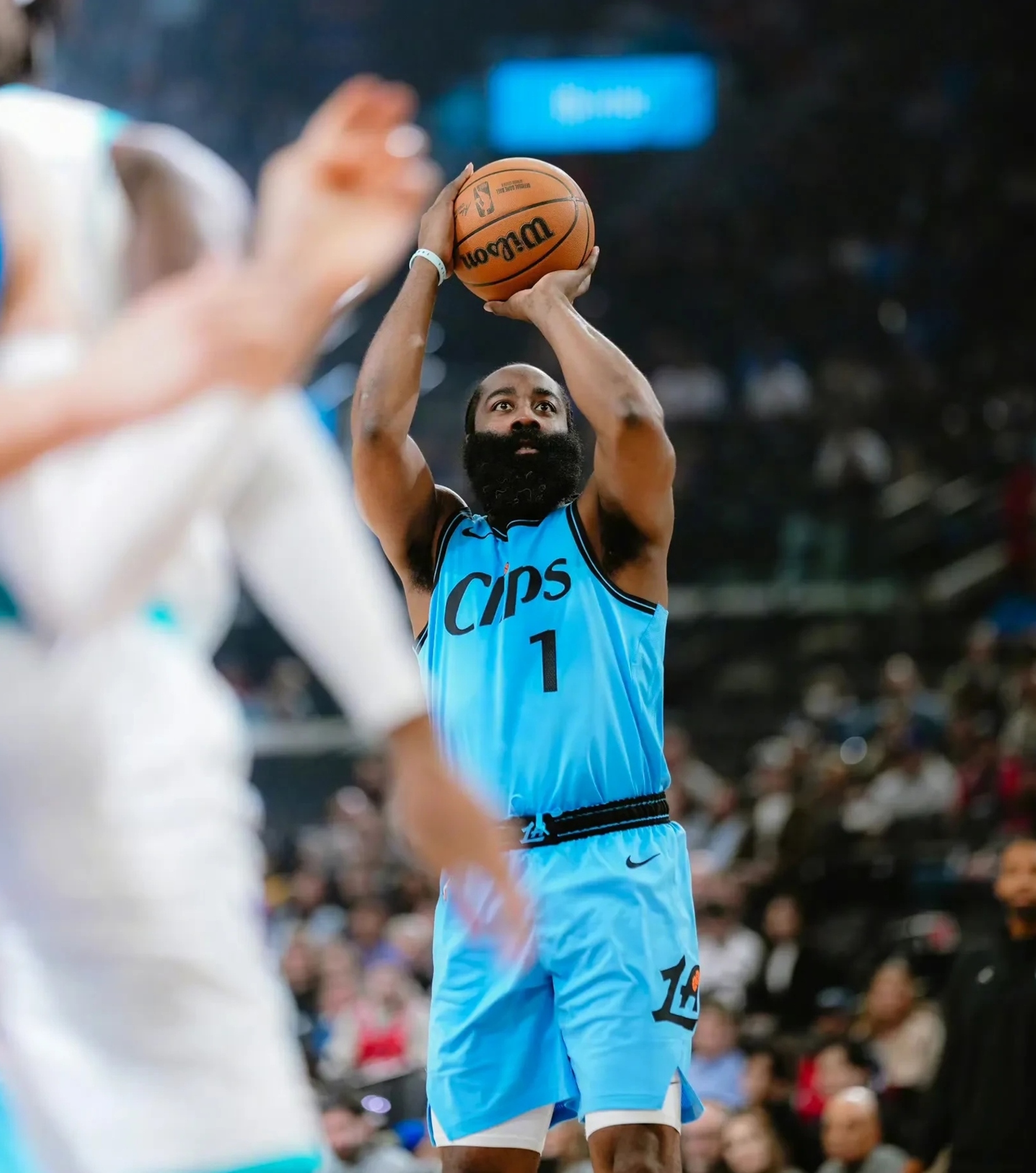 爱游戏-哈登回归赛场，连败首场状态亮眼，快船观众沸腾！的简单介绍